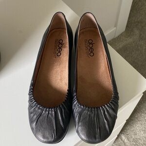 Abeo Gray Leather Women's Ballet Flats with Ruched Toe. Like new.